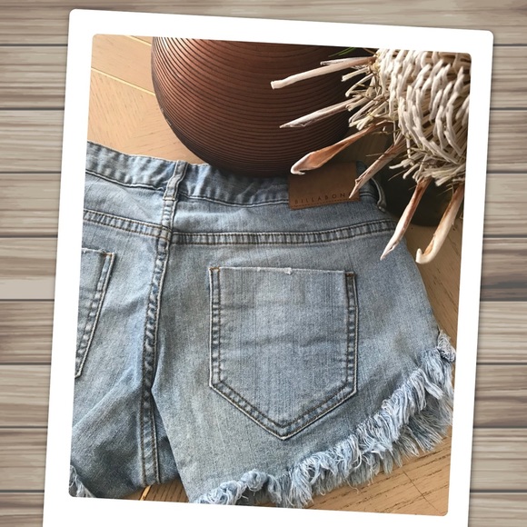 Billabong Frayed Edge Tribal Print Denim Shorts! - Picture 4 of 5